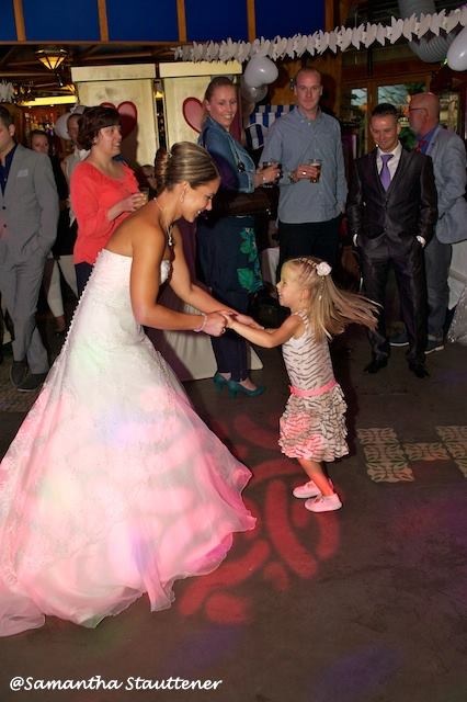 Bruid en dochter samen aan het dansen
