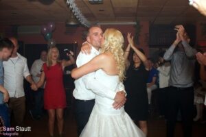 Bruidspaar danst tijdens hun feest met een professionele bruiloft DJ in Leiden op de achtergrond