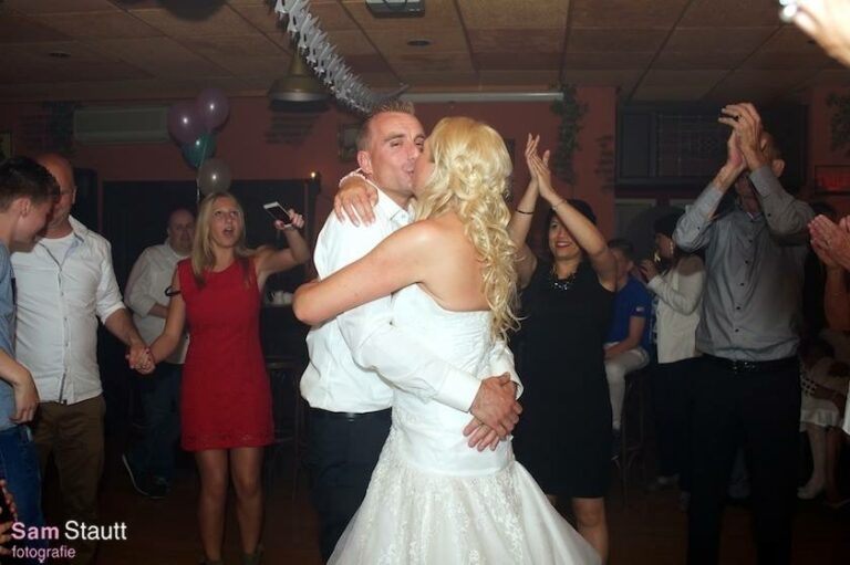 Bruidspaar danst tijdens hun feest met een professionele bruiloft DJ in Leiden op de achtergrond