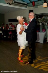 Dansend bruidspaar benieuwd wat kost een bruiloft dj