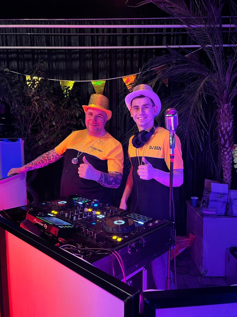 Samen in nieuwe bedrijfskleding op een feestje