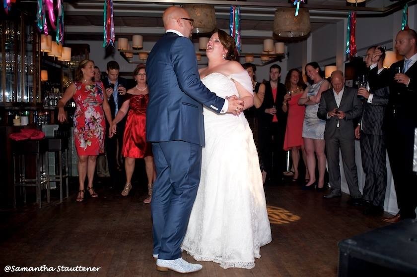 Bruidspaar danst de openingsdans